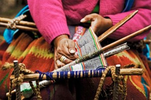  Brandon Hauser photo. Vietinė peruvietė moteris, audžianti sienos dekoracją iš alpakos vilnos